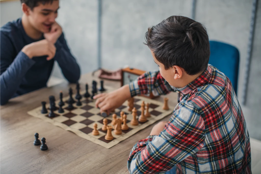 playing chess by kids