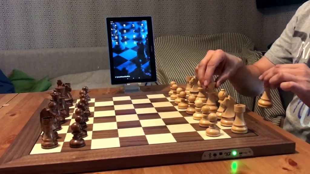 Self Moving Chess Board